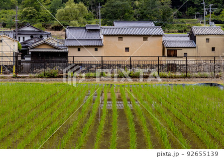 佐用町平福川端土蔵群と田圃 92655139