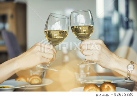 ワインで乾杯をする若い女性とミドル女性　母娘　親子 92655830