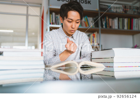 図書館で調べ物 92656124