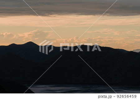 岡山県夕立受山展望所からの朝焼け風景 92656459