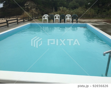 おしゃれなプールとスツール 92656826