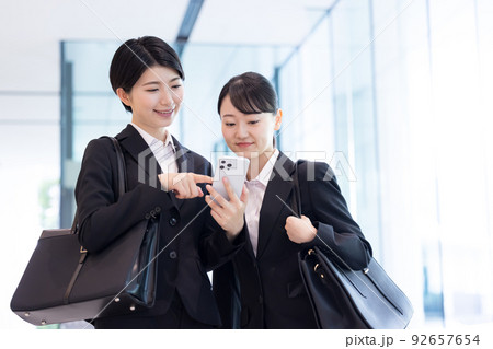 就活 スマホを見ながら談笑する就活生 撮影協力「LINK FOREST」 就活 スマホを見ながら談笑する就活生 撮影協力「LINK FOREST」 92657654