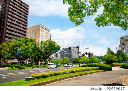平和大通りと駅前通りの田中町交差点風景です。鶴見橋方面を展望。緑一杯の市街地風景をどうぞ。広島県 平和大通りと駅前通りの田中町交差点風景です。鶴見橋方面を展望。緑一杯の市街地風景をどうぞ。広島県 92659017