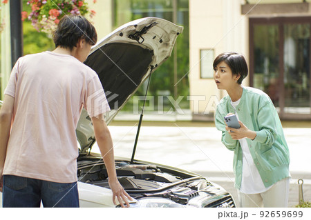 車の故障で電話をする若い女性 92659699
