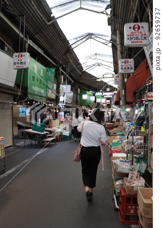 お昼の鶴橋商店街を歩く女性の後ろ姿 92659737