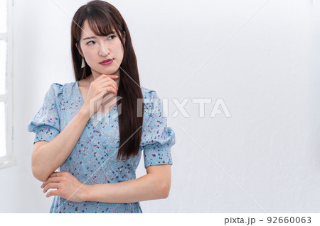 怒った女性 怒った女性 92660063