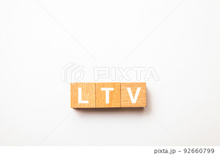 LTVの文字。ライフタイムバリュー。Life Time Value。3つの木製ブロックに書かれた LTVの文字。ライフタイムバリュー。Life Time Value。3つの木製ブロックに書かれた 92660799
