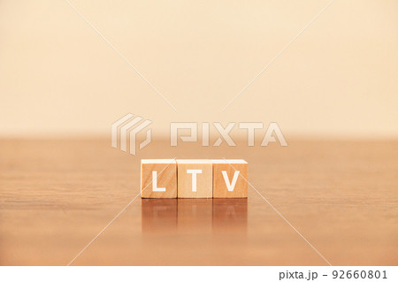 LTVの文字。ライフタイムバリュー。Life Time Value。3つの木製ブロックに書かれた 92660801