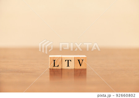 LTVの文字。ライフタイムバリュー。Life Time Value。3つの木製ブロックに書かれた LTVの文字。ライフタイムバリュー。Life Time Value。3つの木製ブロックに書かれた 92660802