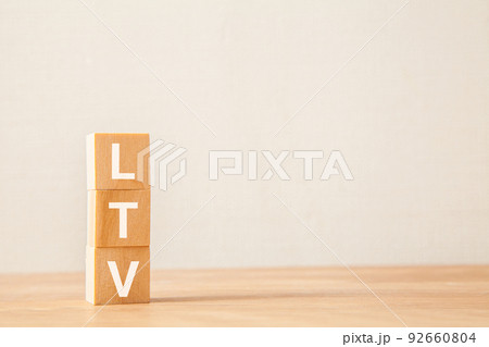 LTVの文字。ライフタイムバリュー。Life Time Value。3つの木製ブロックに書かれた LTVの文字。ライフタイムバリュー。Life Time Value。3つの木製ブロックに書かれた 92660804
