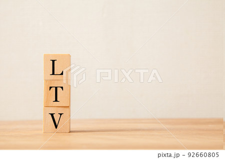 LTVの文字。ライフタイムバリュー。Life Time Value。3つの木製ブロックに書かれた 92660805