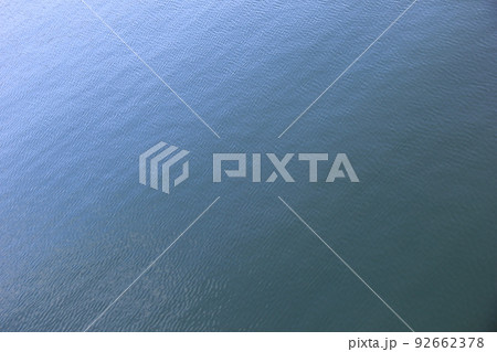 わずかな細波だけの水面 わずかな細波だけの水面 92662378