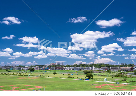 《東京都》青い空と白い雲・住宅街と多摩川河川敷の風景 92662433