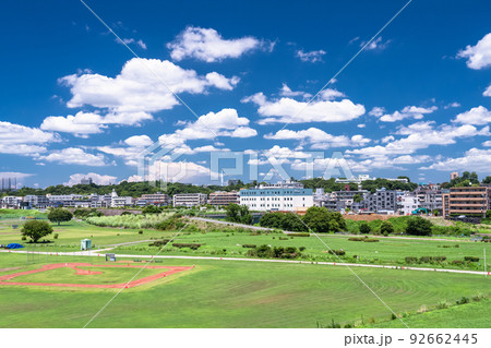 《東京都》青い空と白い雲・住宅街と多摩川河川敷の風景 92662445