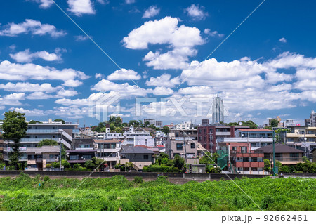《東京都》青い空と白い雲・住宅街と多摩川河川敷の風景 《東京都》青い空と白い雲・住宅街と多摩川河川敷の風景 92662461