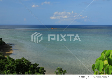西表島の難破船が沈むコバルトブルーの美しい海の風景 92662607