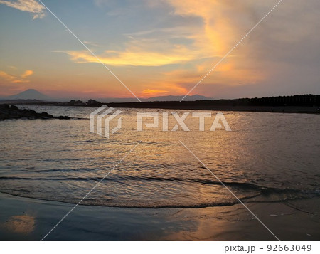 神奈川県茅ヶ崎市の茅ヶ崎海岸の渚から眺める梅雨明けの夕陽と富士山、夕焼け【7月】 92663049