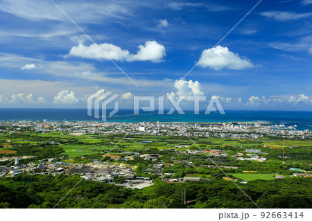 沖縄 石垣島 バンナ公園から見た市街地の俯瞰 沖縄 石垣島 バンナ公園から見た市街地の俯瞰 92663414