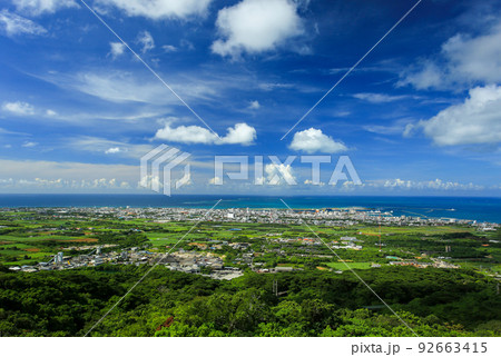 沖縄 石垣島 バンナ公園から見た市街地の俯瞰 沖縄 石垣島 バンナ公園から見た市街地の俯瞰 92663415