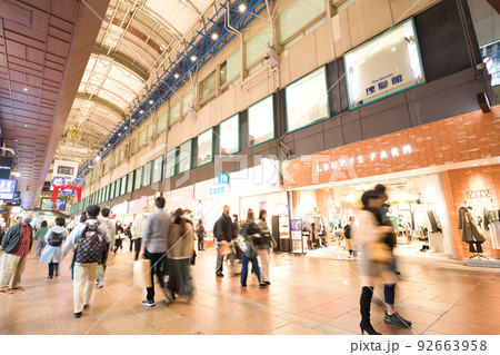 【兵庫県】11月・賑わう夜の神戸元町商店街 【兵庫県】11月・賑わう夜の神戸元町商店街 92663958