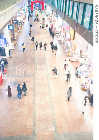 【兵庫県】11月・賑わう夜の神戸元町商店街 【兵庫県】11月・賑わう夜の神戸元町商店街 92663975