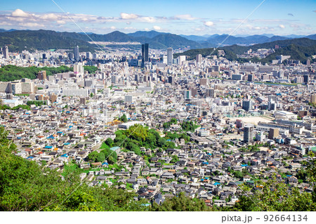 広島市街地の遠景風景です。広島駅が中央、比治山公園から東側を撮影しています。 広島市街地の遠景風景です。広島駅が中央、比治山公園から東側を撮影しています。 92664134