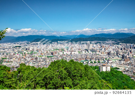 広島市街地の遠景風景です。右にhitoto広島The tower。舟入、江波、吉島、観音町が見えます 92664135