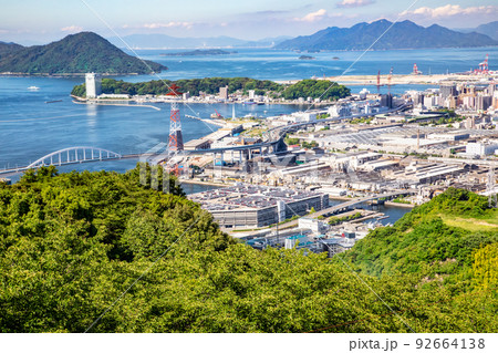 広島市街地の遠景風景です。宇品、出島地区などの港湾部を展望しています。広島湾、宮島等も見えます。 広島市街地の遠景風景です。宇品、出島地区などの港湾部を展望しています。広島湾、宮島等も見えます。 92664138