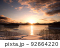 秋元湖の日の出と朝焼 92664220