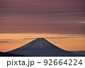 霧ヶ峰からの富士山と朝焼けの空 92664224