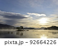 晩秋の秋元湖の日の出 92664226
