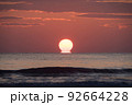 冬の海でだるま太陽があがってきた 92664228