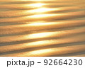 黄金色の砂浜が印象的な波模様 92664230