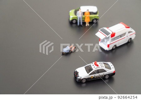 交通事故 けが人 救急車 パトカー 被害者 加害者 交通事故 けが人 救急車 パトカー 被害者 加害者 92664254
