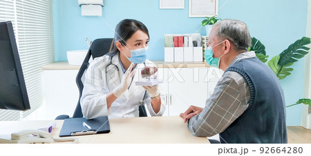 doctor explain liver model 92664280