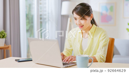 woman and laptop 92664629
