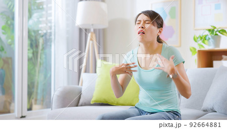 woman feel hot 92664881