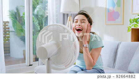 woman use fan 92664882