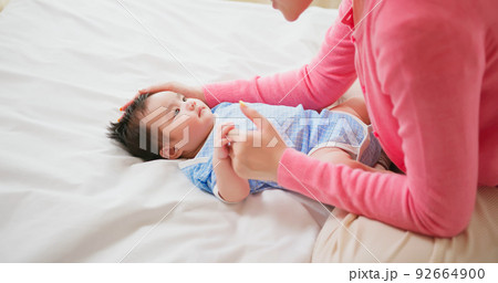 mother with her baby 92664900