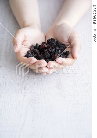 レーズンを持つ女性の手 92665558