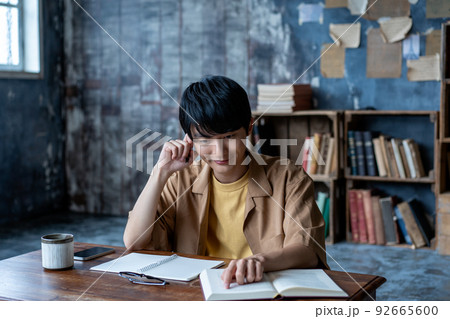 勉強する若い男性 92665600