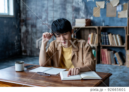 勉強する若い男性 勉強する若い男性 92665601