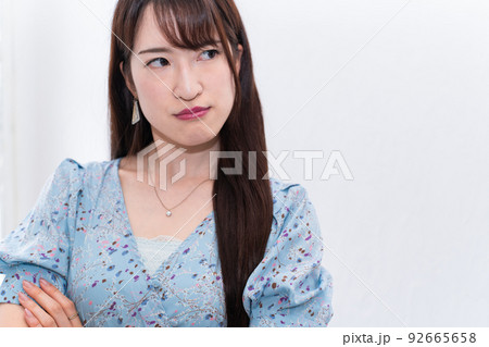 考える 怒る 女性 考える 怒る 女性 92665658