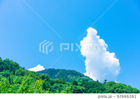 山の中から見た真夏の雲 山の中から見た真夏の雲 92666261