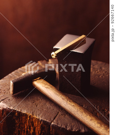 木台彫金工具と玄翁と金の角棒 木台彫金工具と玄翁と金の角棒 92667140