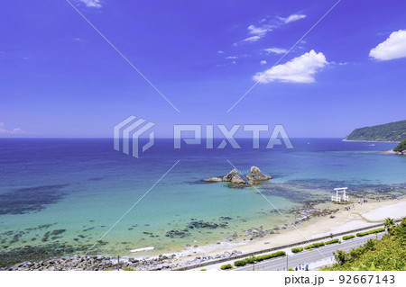 福岡県 糸島市  二見ヶ浦の美しい海と白い鳥居と夫婦岩 92667143