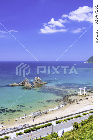 福岡県 糸島市 二見ヶ浦の美しい海と白い鳥居と夫婦岩 福岡県 糸島市 二見ヶ浦の美しい海と白い鳥居と夫婦岩 92667161