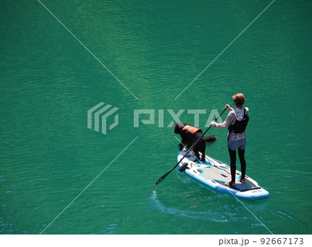 夏の四万湖　愛犬と楽しむスタンドアップパドル 92667173