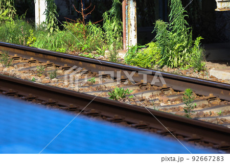 夏、酷暑の鉄道のレール、駅のホームの様子 夏、酷暑の鉄道のレール、駅のホームの様子 92667283