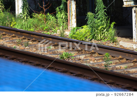 夏、酷暑の鉄道のレール、駅のホームの様子 夏、酷暑の鉄道のレール、駅のホームの様子 92667284